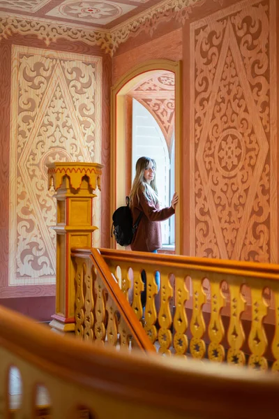 Giovane donna in visita allo Chalet Edla's Countess a Pena Palace a Sintra, Portogallo — Foto Stock