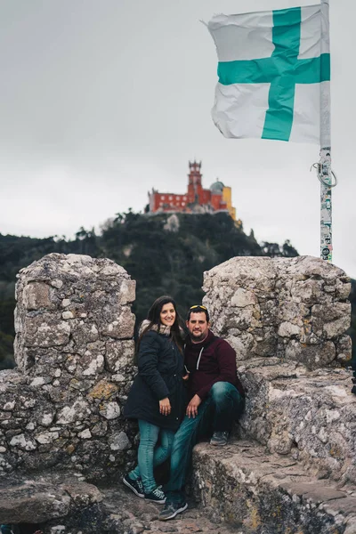 Par som besöker moriskt slott i Sintra, Portugal — Stockfoto