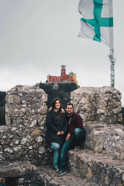 Pár návštěvníků maurského hradu v Sintře, Portugalsko — Stock fotografie