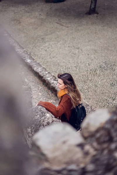 Mujer joven visitando Castillo Morisco en Sintra, Portugal —  Fotos de Stock