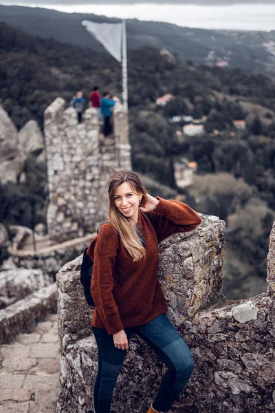 Mujer joven disfrutando del Castillo Morisco en Sintra, Portugal —  Fotos de Stock