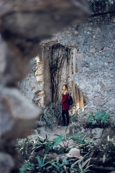 Femme marchant par les ruines d'une église antique — Photo