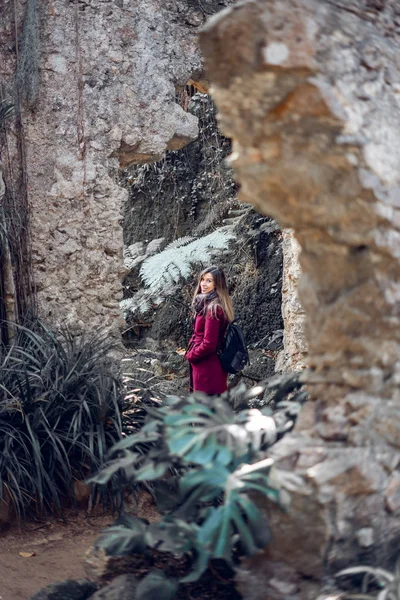 Mujer caminando por las ruinas de una iglesia antigua —  Fotos de Stock
