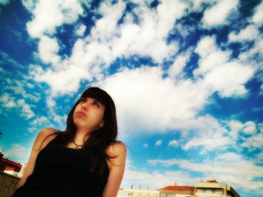 Şehirde hayal kuran genç bir kadın.