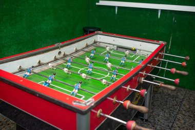 İspanyol barında masa futbolu (futin)