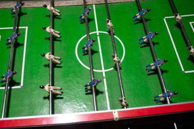 İspanyol barında masa futbolu (futin)