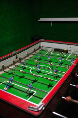 İspanyol barında masa futbolu (futin)