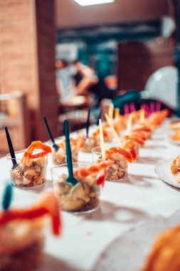 Partide bir masa dolusu yemek.