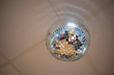 Tavanda yuvarlanan bir disko topu.