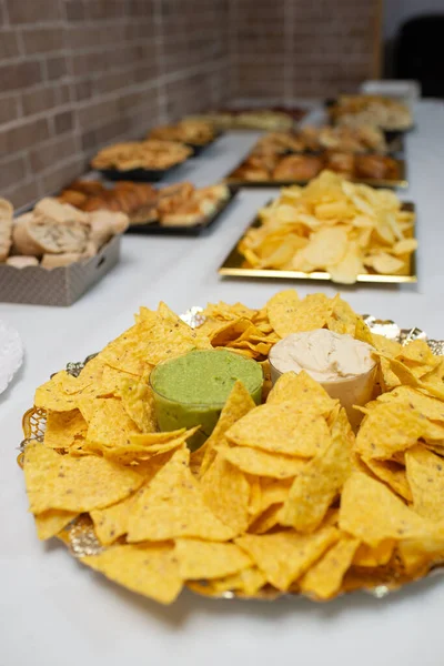 Tabela de aperitivos com nachos mexicanos — Fotografia de Stock