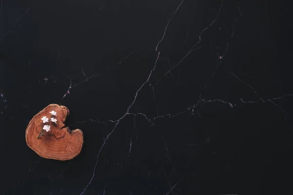Çiçek aranjmanı düzdü ve siyah bilyeye karşı ahşap bir parça ve bolca kopya alanı vardı.