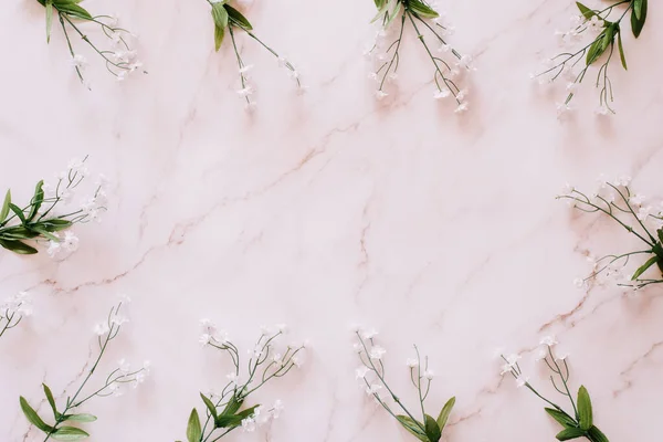 Colocación Plana Algunas Flores Sobre Fondo Mármol Con Mucho Espacio — Foto de Stock