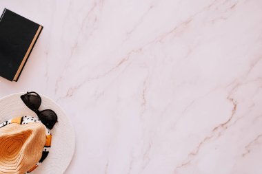 Yaz, ilkbahar ve bolca kopya alanı olan boş nesnelerin düzlüğü