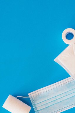 Mavi arka planda bir sürü tıbbi malzeme ve kopya alanı var.