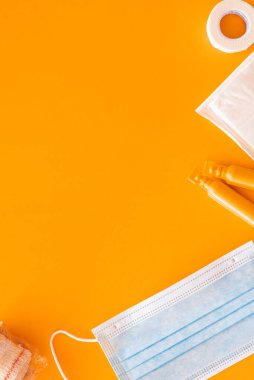 Sarı arka planda bir sürü tıbbî malzeme ve kopya alanı var.