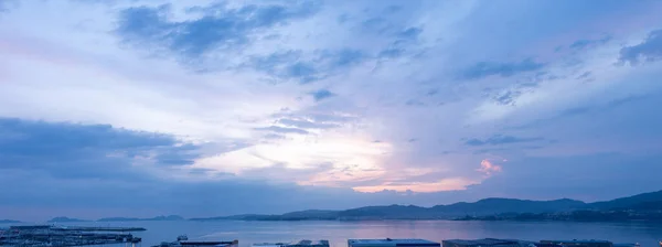 Cielo Panorámico Con Nubes Sobre Mar Con Horizonte Como Referencia — Foto de Stock