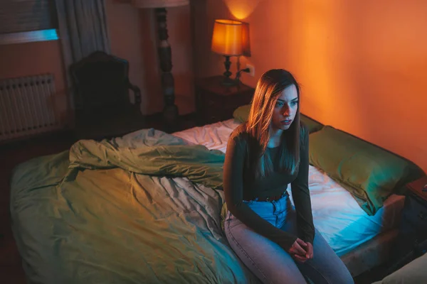 Jonge Vrouw Zit Helaas Alleen Het Bed Avonds Laat Heeft — Stockfoto