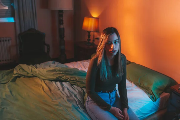 Jonge Vrouw Zit Helaas Alleen Het Bed Avonds Laat Heeft — Stockfoto