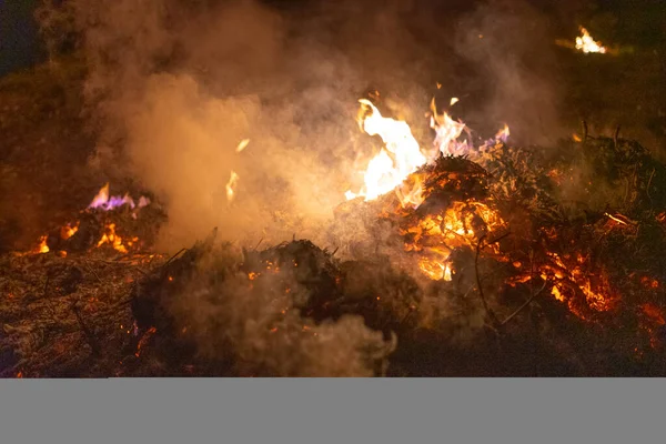 Gros Tas Cendres Brûlant Dans Nuit — Photo