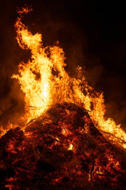 Büyük şenlik ateşi gecenin içinde yanıyor.