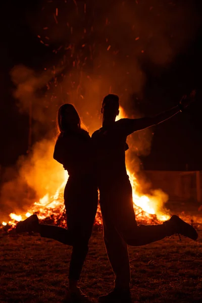 Pasangan Depan Api Unggun Raksasa — Stok Foto