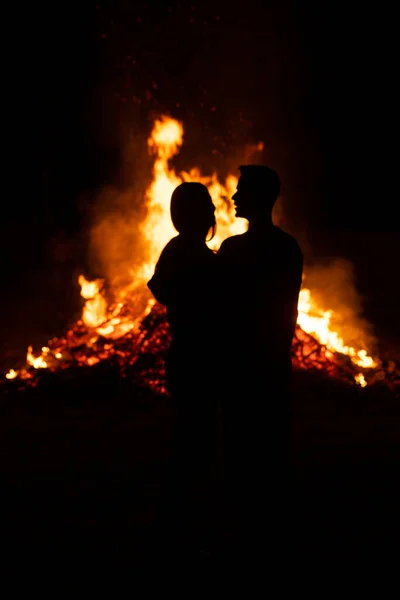 Couple Devant Feu Joie Géant — Photo