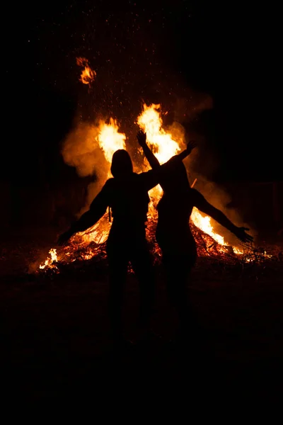 Two Friends Front Giant Fire — Stock Photo, Image