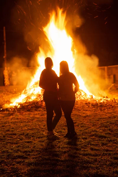 Young Couple Front Giant Fire — Stock Photo, Image