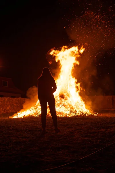 Young Woman Contemplating Giant Fire — Stock Photo, Image