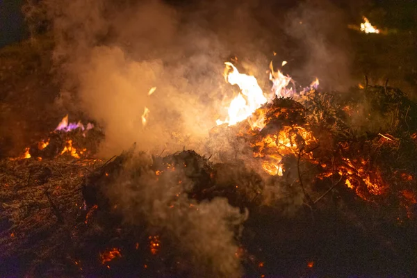 Gros Tas Cendres Brûlant Dans Nuit — Photo