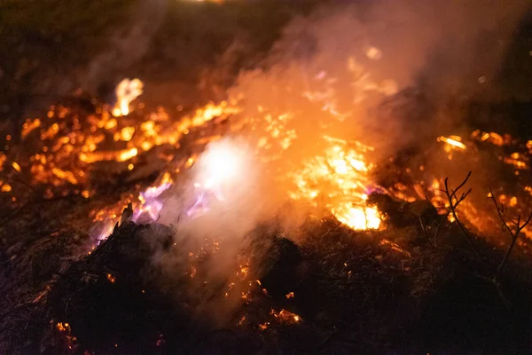 Gros Tas Cendres Brûlant Dans Nuit — Photo