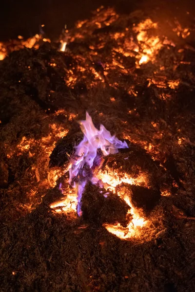 Big Pile Ashes Burning Night — Stock Photo, Image