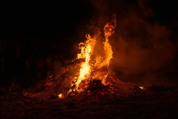 Gran Hoguera Ardiendo Noche —  Fotos de Stock