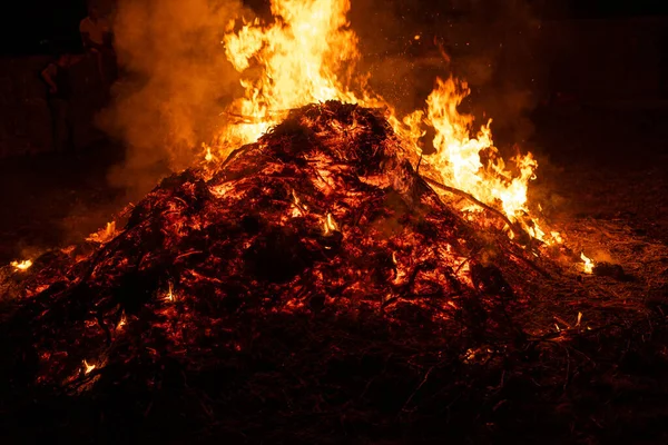 Gran Hoguera Ardiendo Noche — Foto de Stock