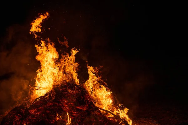 夜には大きなたき火が燃える — ストック写真