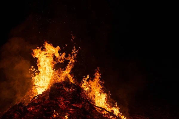 Gran Hoguera Ardiendo Noche — Foto de Stock