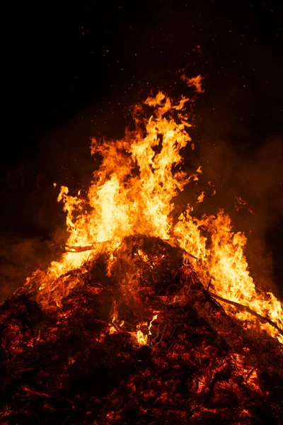 Gran Hoguera Ardiendo Noche — Foto de Stock