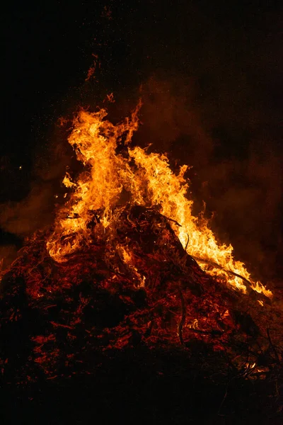 Gran Hoguera Ardiendo Noche — Foto de Stock