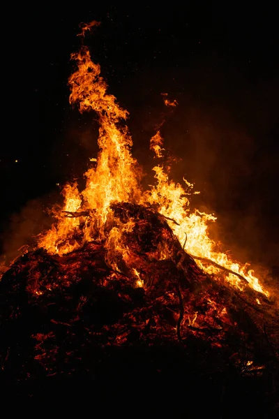 Gran Hoguera Ardiendo Noche — Foto de Stock