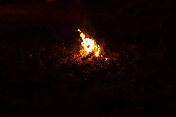 Api Unggun Kecil Tengah Lapangan — Stok Foto