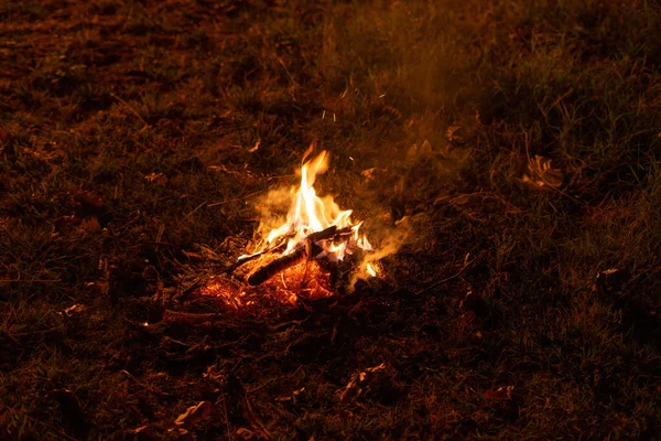 Klein Kampvuur Midden Het Veld — Stockfoto