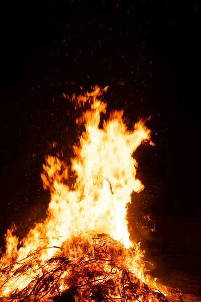 Gece Yanan Şenlik Ateşinin Tepesinde — Stok fotoğraf
