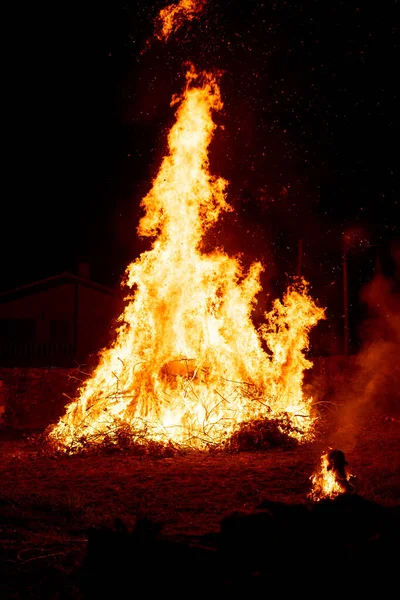 巨大的篝火在夜间燃烧 — 图库照片