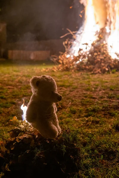 Oyuncak ayı dev bir şenlik ateşinin önünde yanıyor..