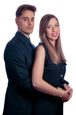 Beyaz arka planda siyah giyinmiş genç çift.