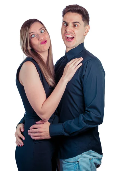 一对年轻夫妇在白色背景上做着滑稽的脸和手势 — 图库照片