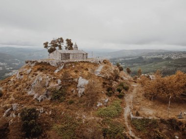 İspanya, Galiçya 'da bir dağın tepesinde terk edilmiş bir kilise.
