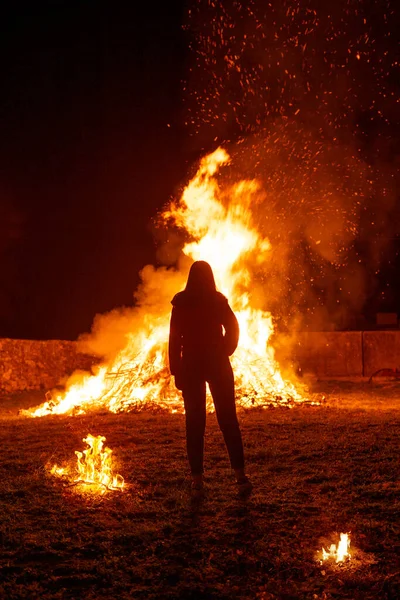 Silhouette Une Femme Contemplant Feu Joie Géant Entourée Petits Célébration — Photo