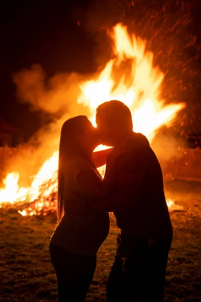 Casal Beijo Romântico Frente Uma Fogueira Gigante — Fotografia de Stock