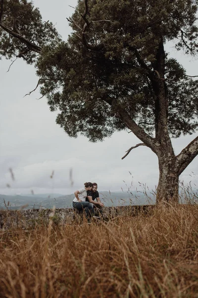 Embarazada Pareja Heterosexual Coqueteando Debajo Alcornoque Otoño —  Fotos de Stock